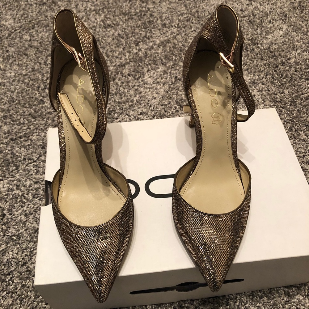 Aldo Gold Glittered Heels 4 oz heels sz 8.5